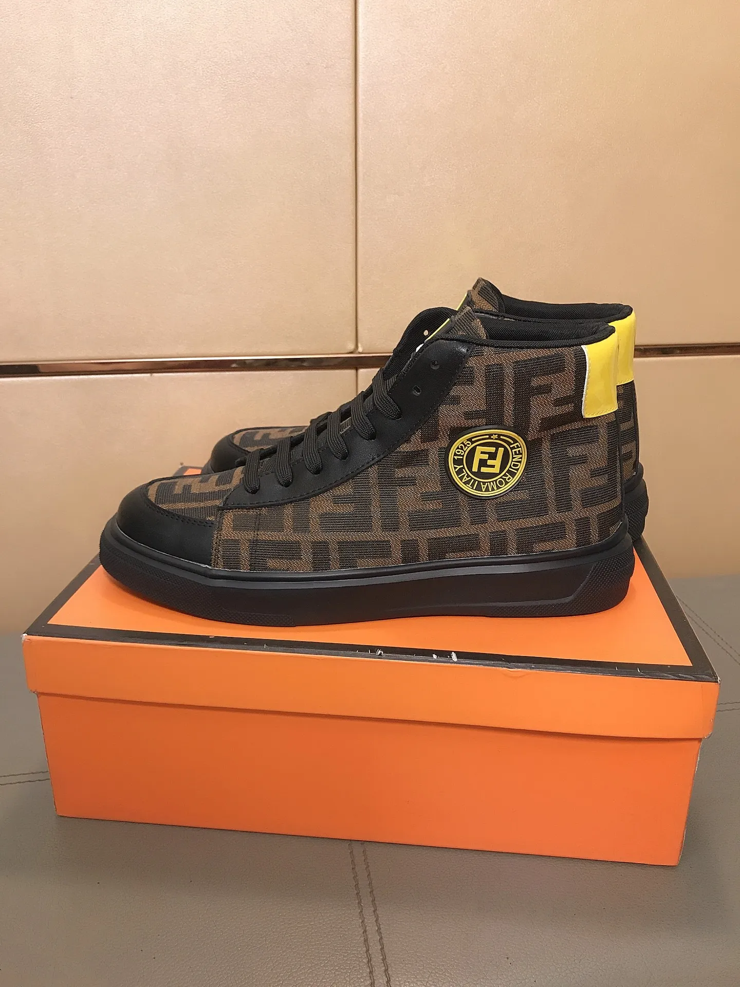 Men's shoes 240 🥾🥾↔️↔️[fendi] Fendi classic and comfortable men's high-top casual shoes, the upper is made of nubuck leather with brand printed fabrics, sheepskin feet, and rubber wear-resistant outsole. This unique style is suitable for all seasons, casual and refined sensibility, comfortable and natural on the feet. It is an everyday style for casual travel in autumn and winter! Code number: 38-44
